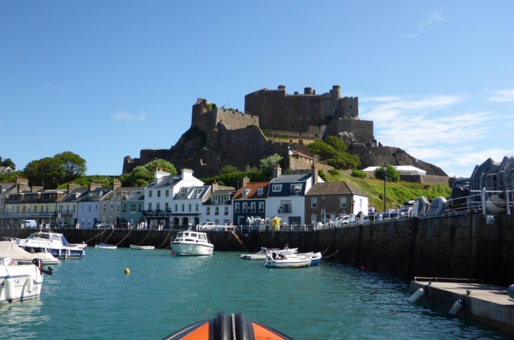 mont-orgueil-3-1050x695