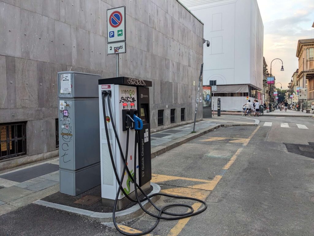 Une borne de recharge électrique à Turin